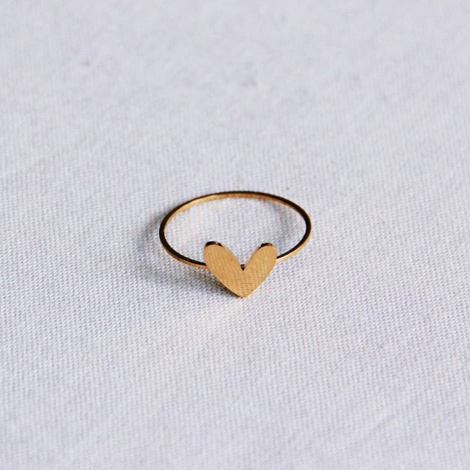 Minimalistischer Edelstahlring mit Herz in Gold