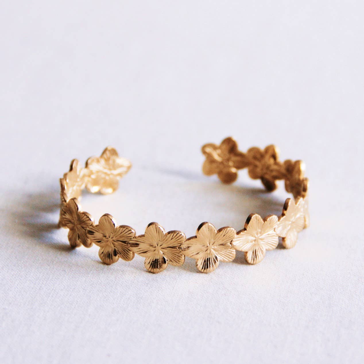 Armreif mit Blumenmuster in Edelstahl gold