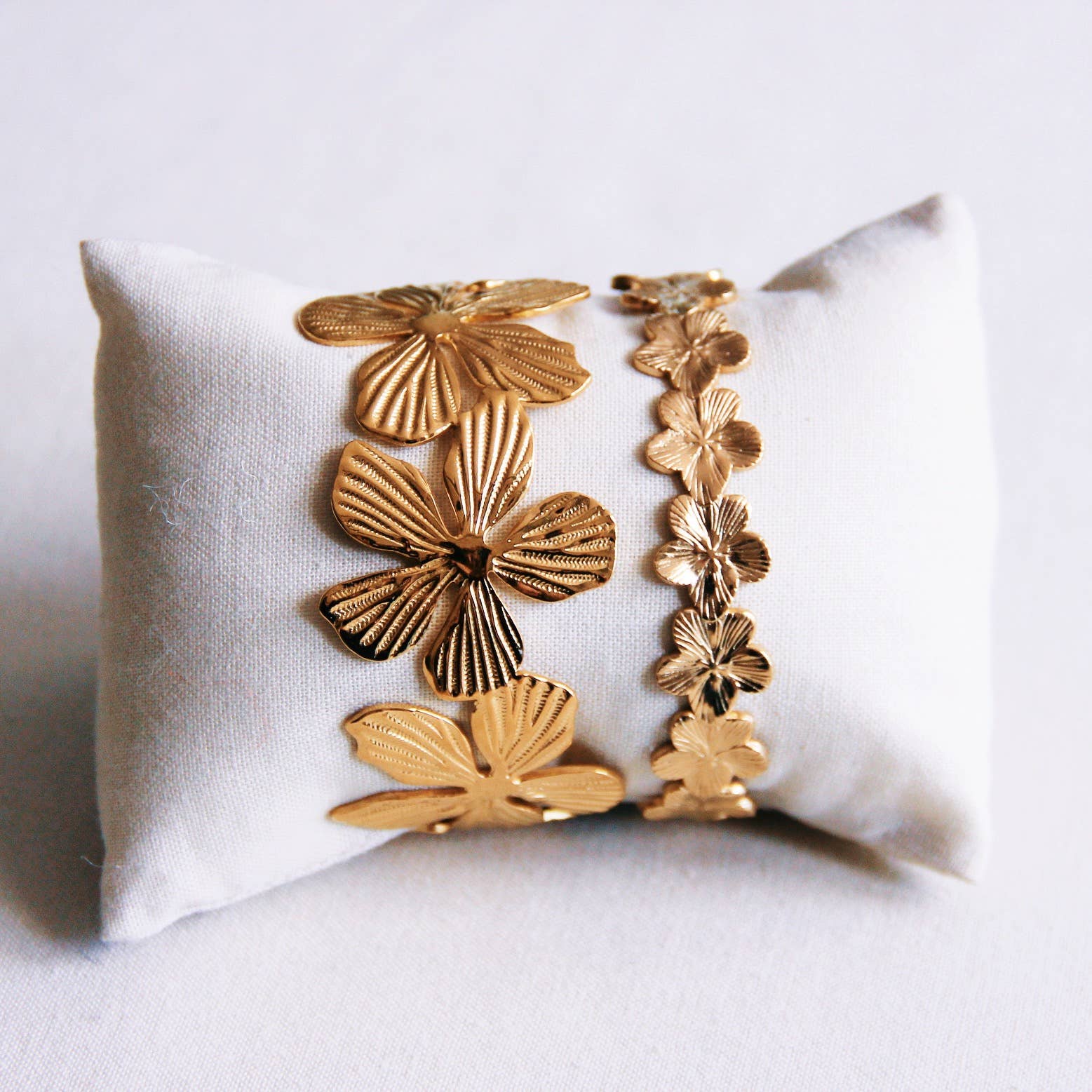 Bazou XL Blumen-Armreif in Gold