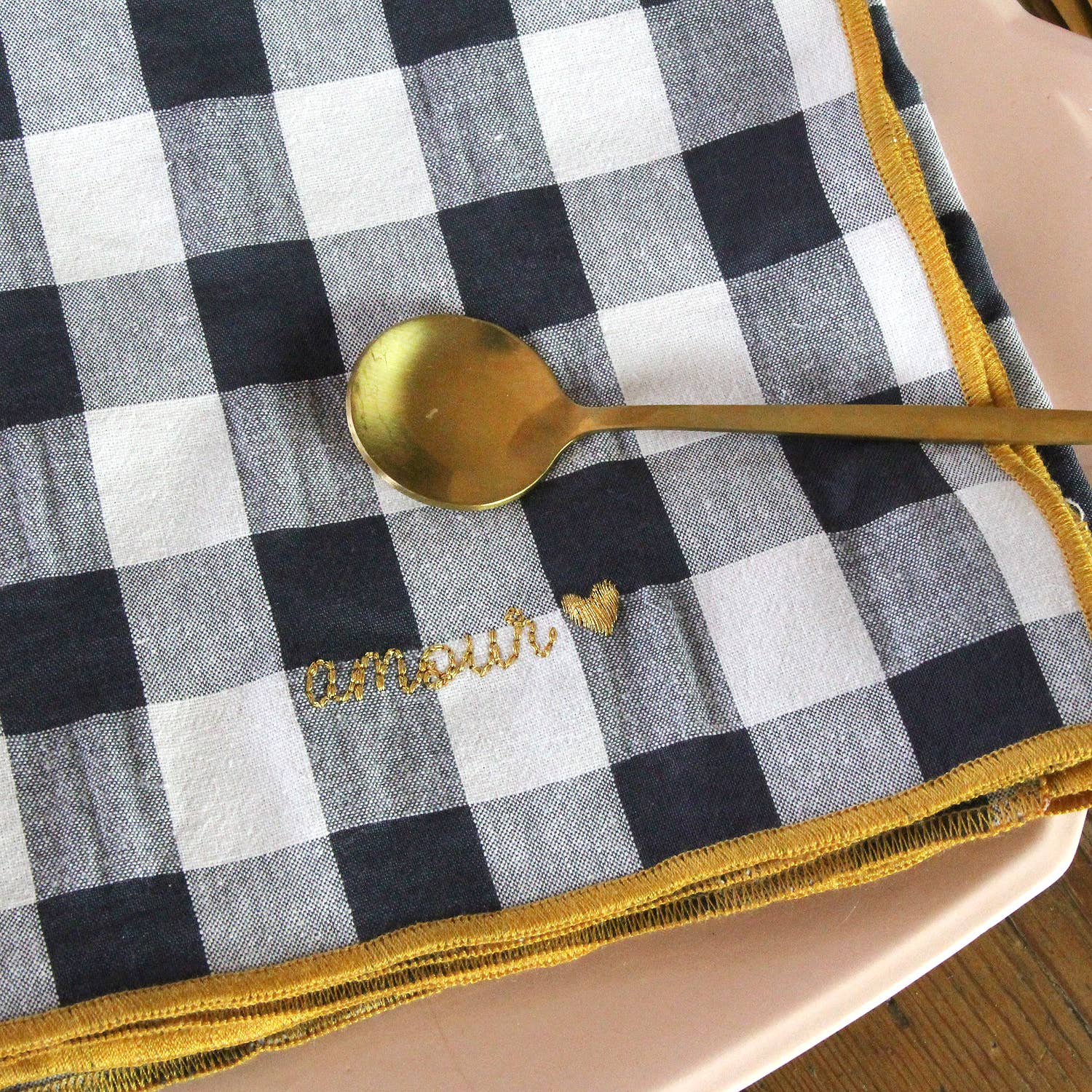 Gichy-Servietten mit Schottenmuster und Stickerei: amour