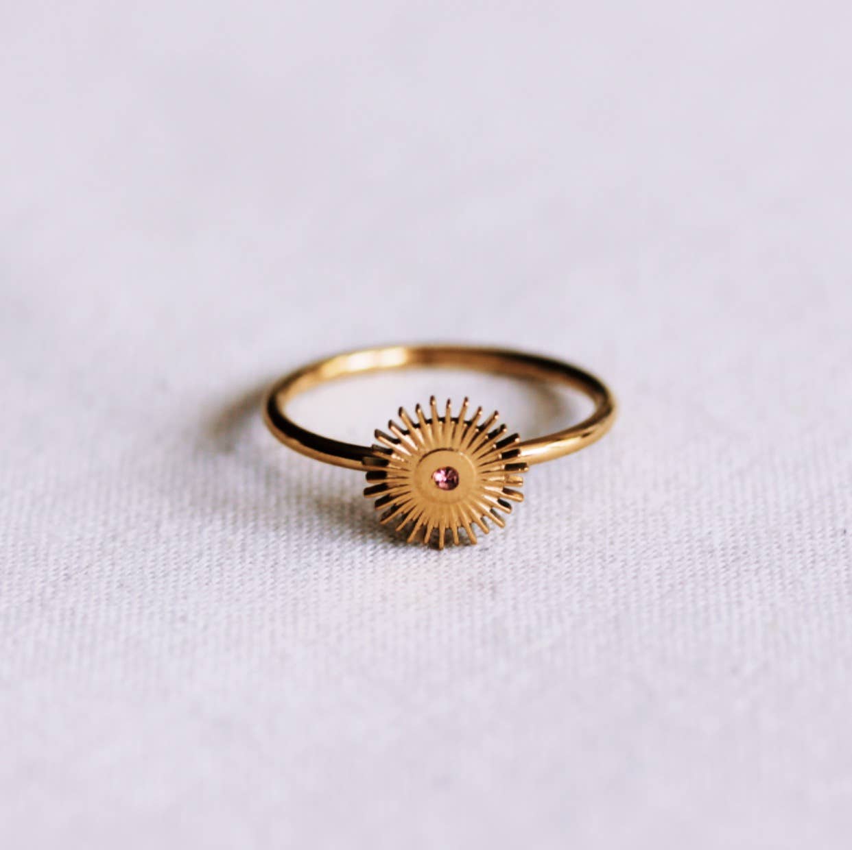Minimalistischer Ring mit Sonne und Kristallstein - rosa