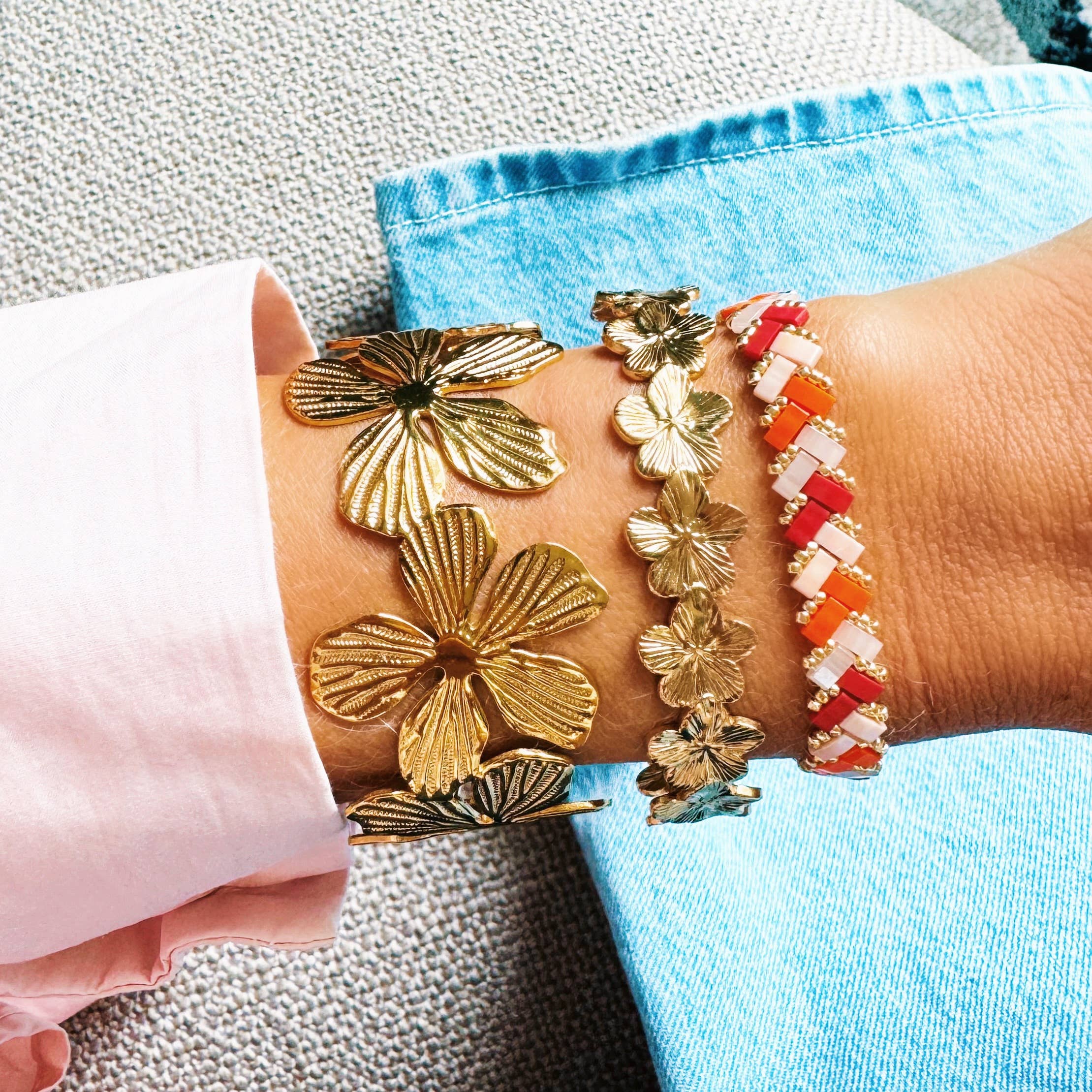 Bazou XL Blumen-Armreif in Gold