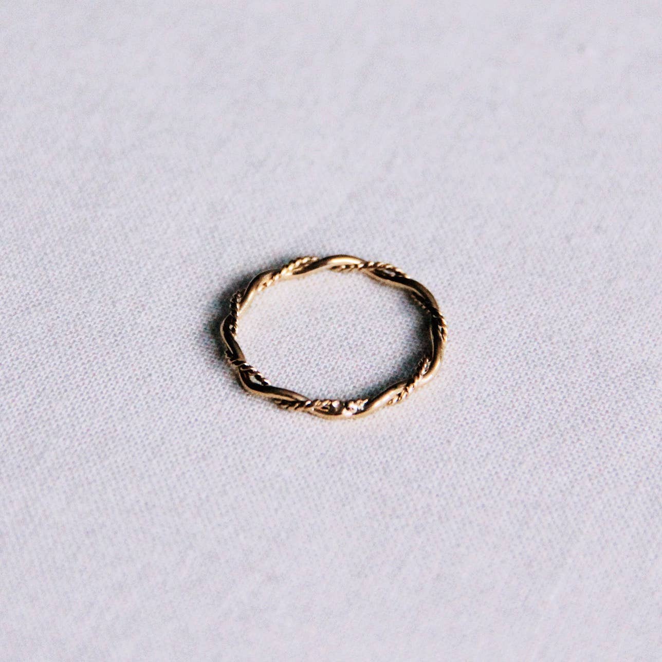 Minimalistischer geflochtener Ring aus Edelstahl - Gold