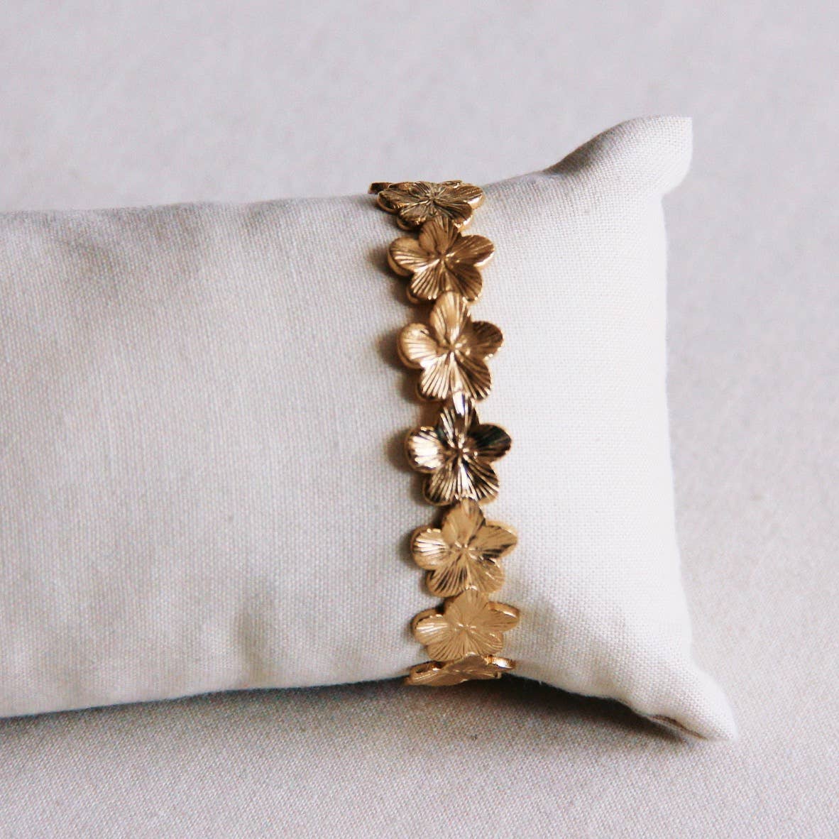 Armreif mit Blumenmuster in Edelstahl gold