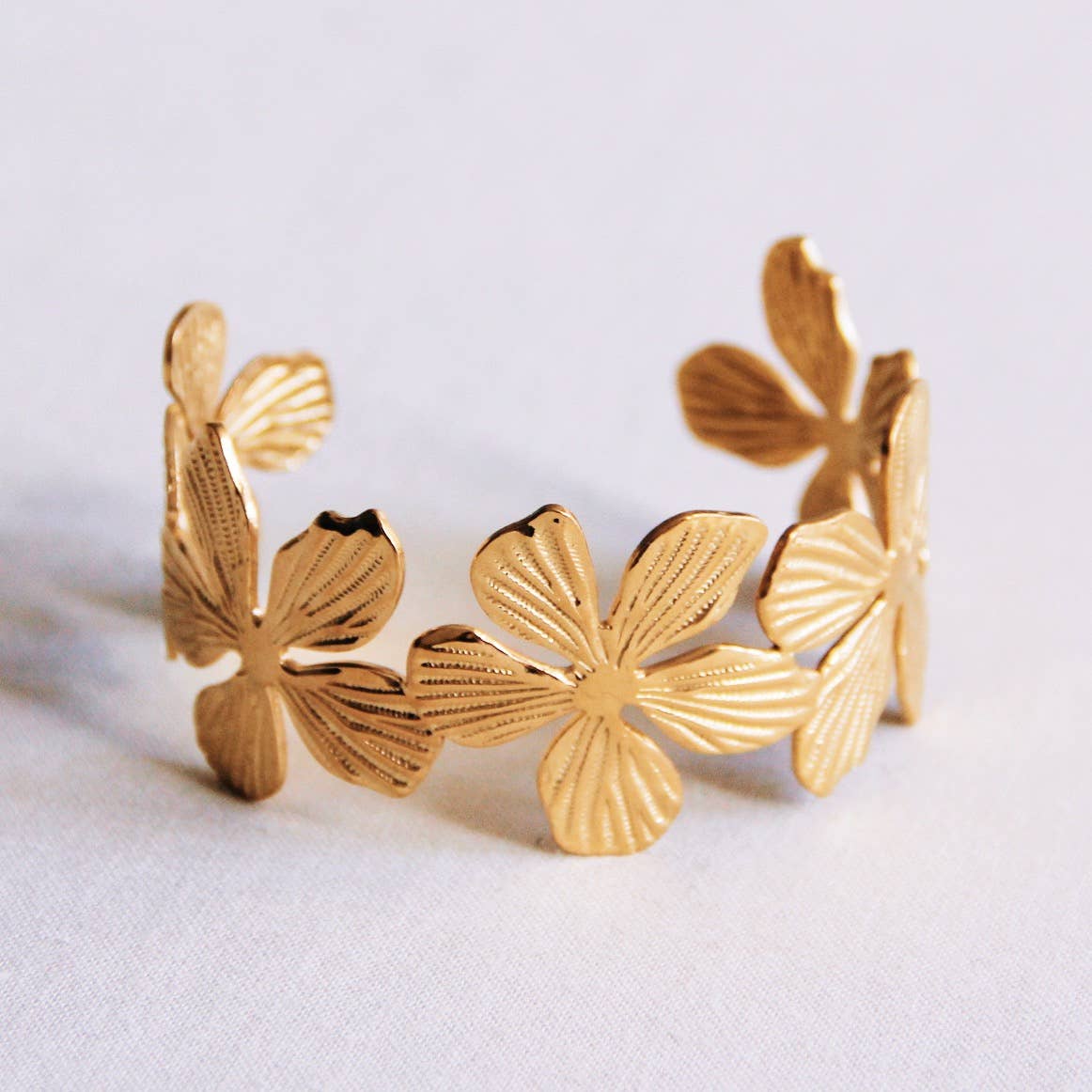 Bazou XL Blumen-Armreif in Gold
