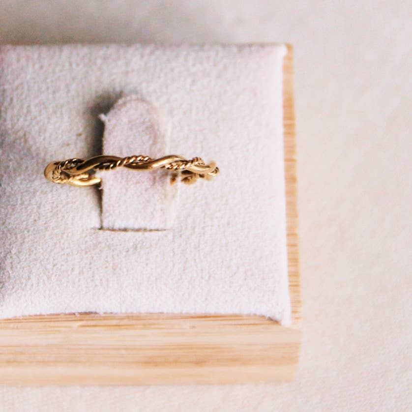 Minimalistischer geflochtener Ring aus Edelstahl - Gold