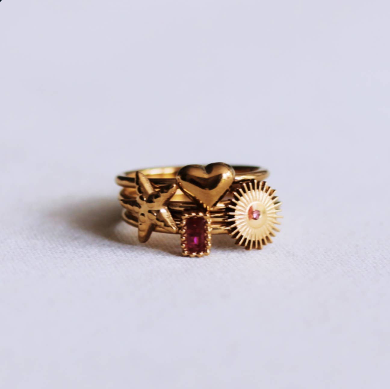 Minimalistischer Ring mit Sonne und Kristallstein - rosa
