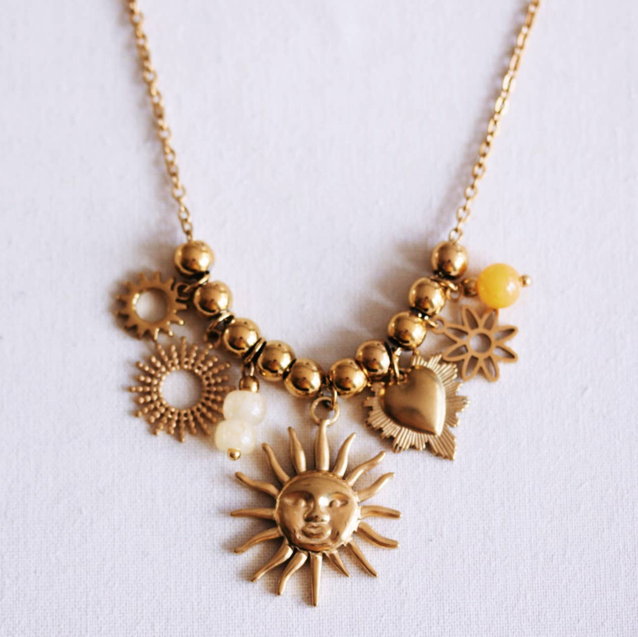 Perlenkette mit Anhängern „Vom Sonnenlicht geküsst”