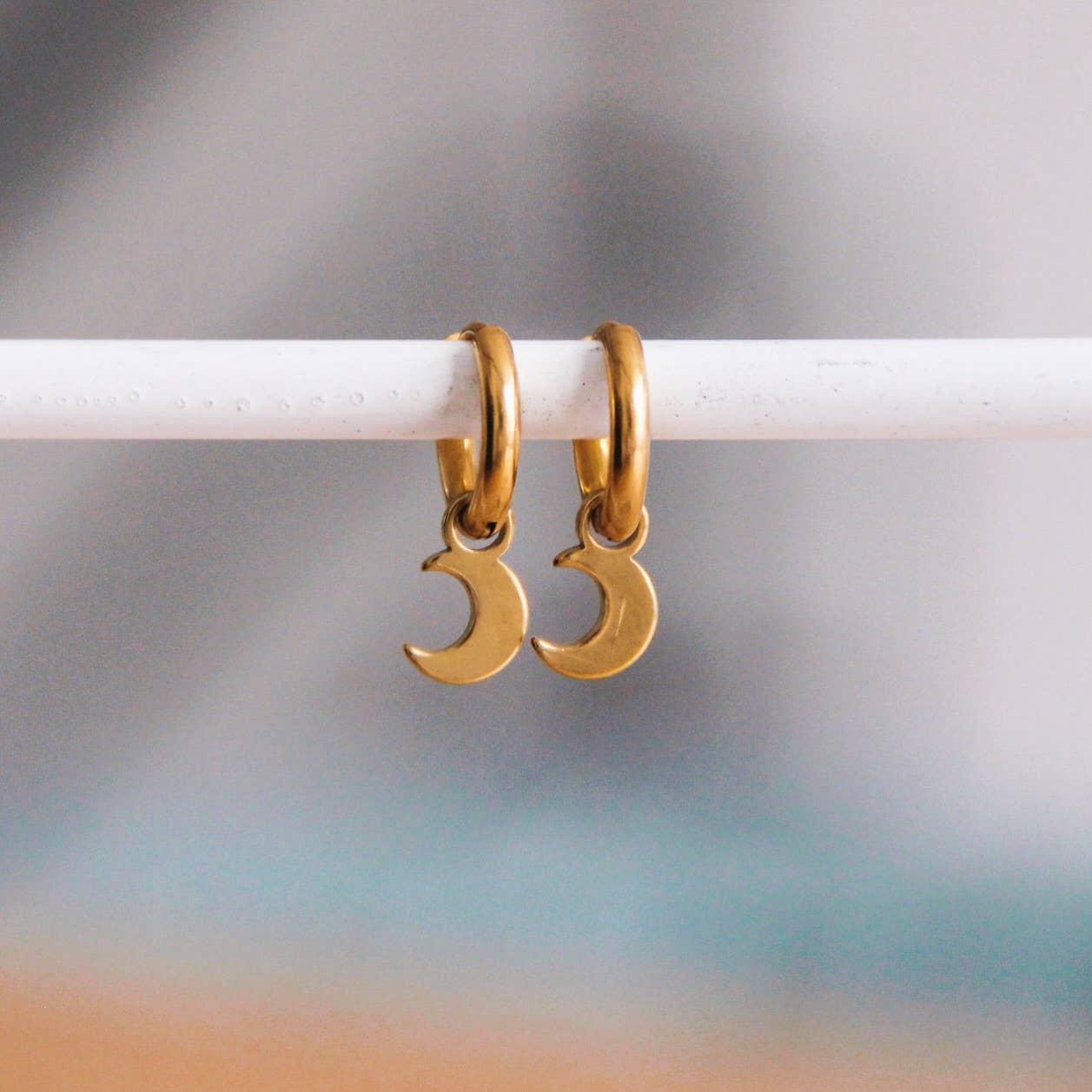 Creolen aus Stahl mit Mini-Mondanhänger – Gold