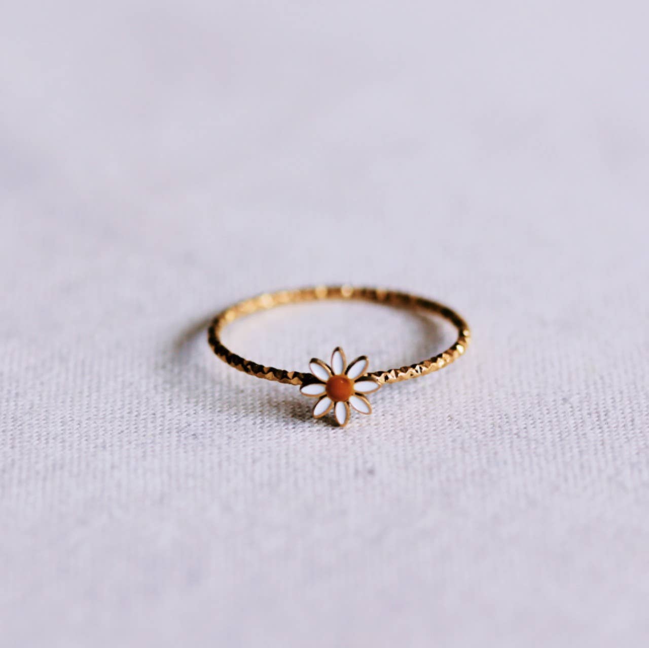 Minimalistischer gedrehter Ring mit Gänseblümchen