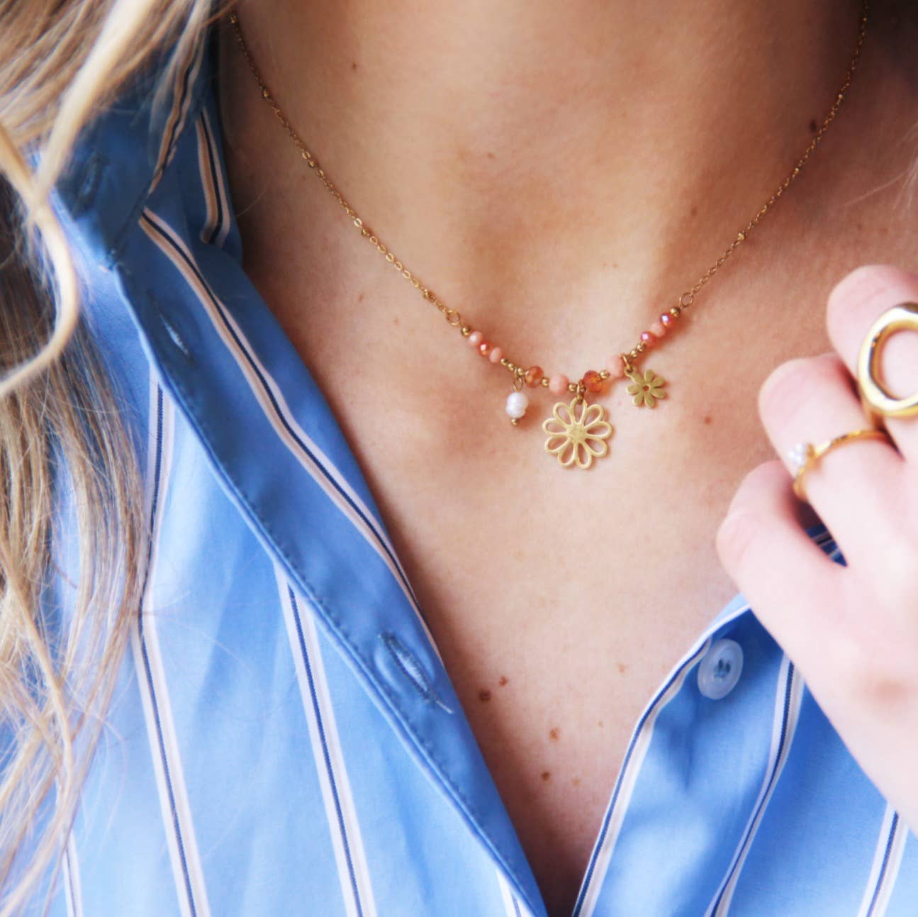 Zarte Charm-Kette mit Facetten, Blume und Perlen – Nude