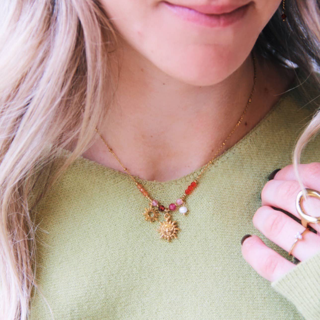 Zarte Charm-Halskette mit Facetten, Sonne und Perlen – rosa