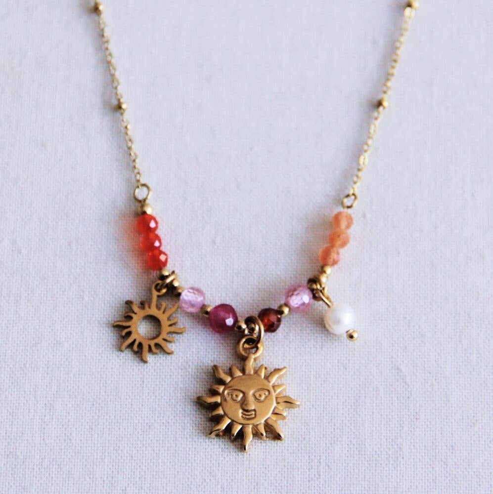 Zarte Charm-Halskette mit Facetten, Sonne und Perlen – rosa