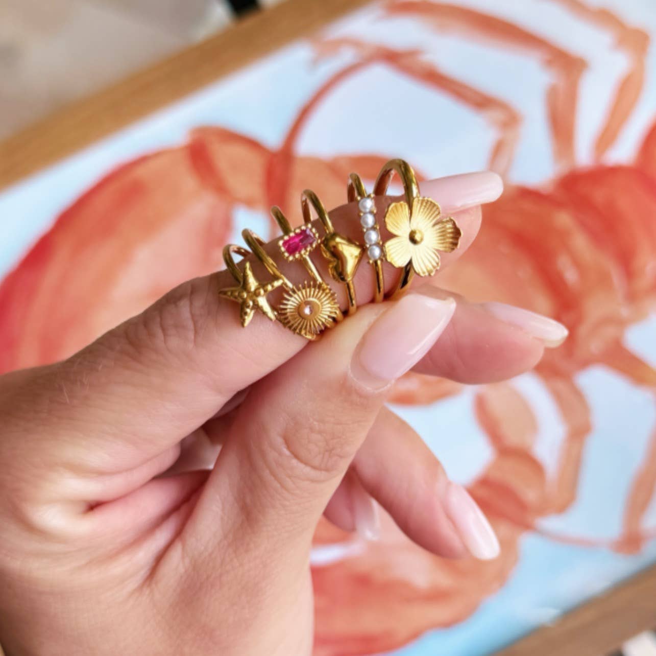 Minimalistischer gedrehter Ring mit Gänseblümchen