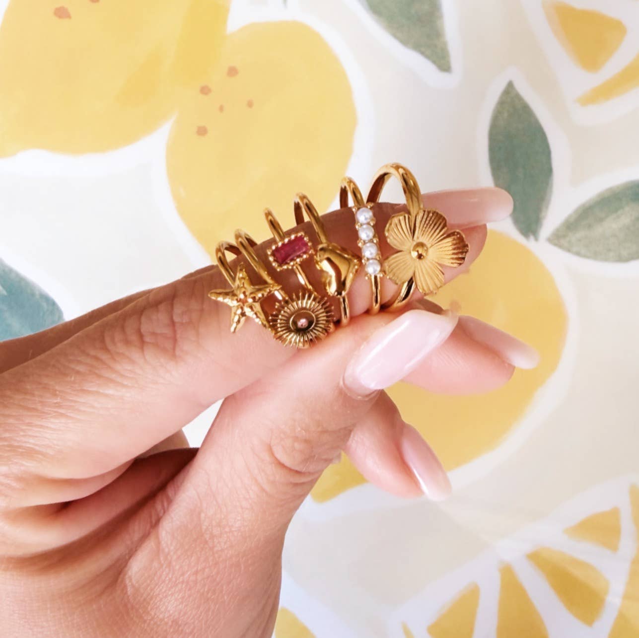 Minimalistischer gedrehter Ring mit Gänseblümchen