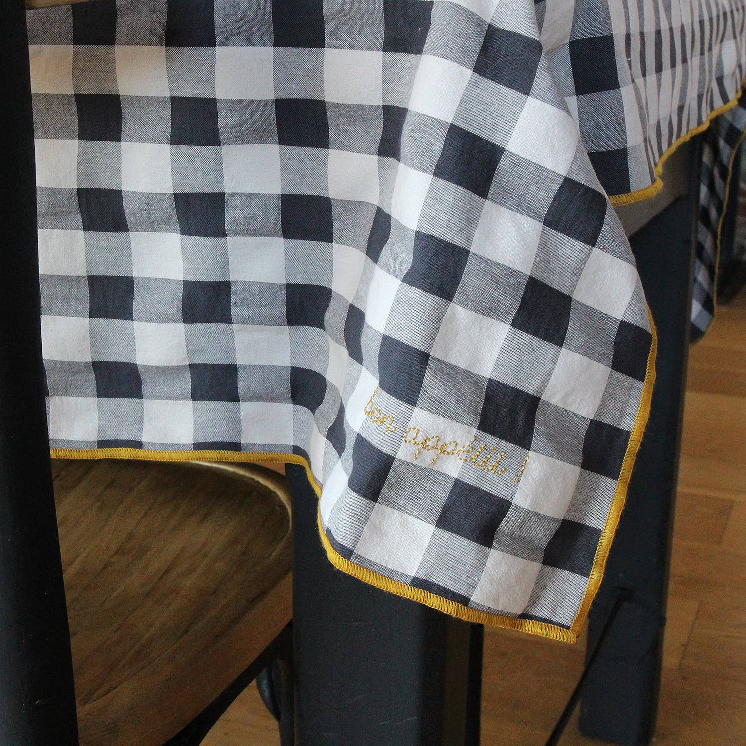 Bestickte Vichy-Karotischdecke für Festtafel: Lakritze