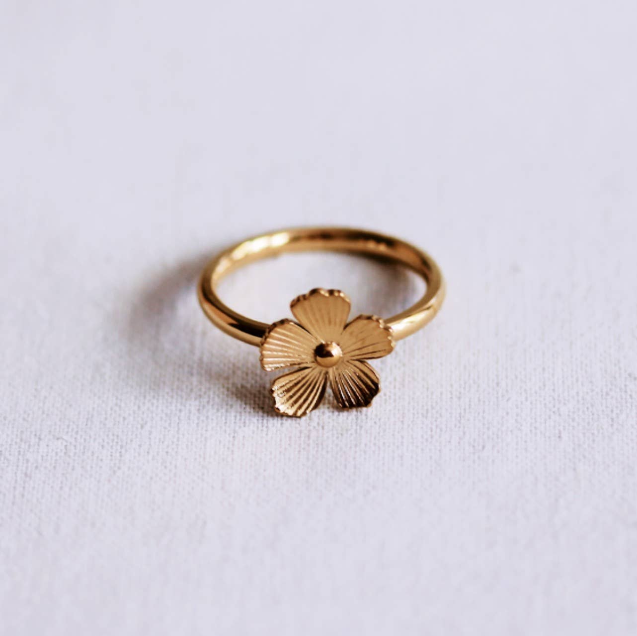 Minimalistischer Ring mit einer kleinen Blume