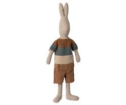 Maileg Hase Junge mit gestricktem Pullover & Shorts, Grösse 4